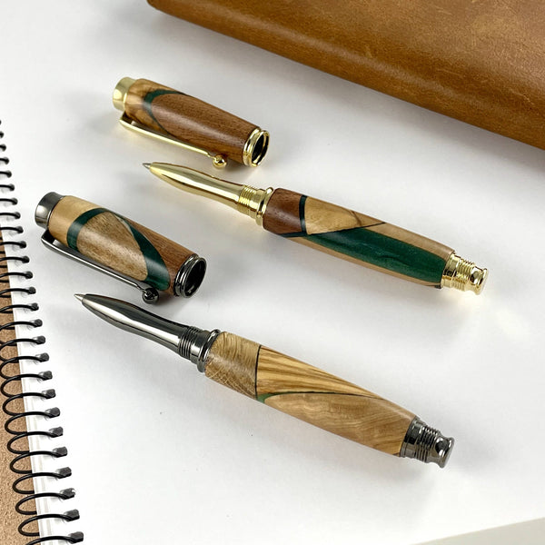Deux rollers doré et gris en bois précieux et résine verte. Stylos Déclinaisons.