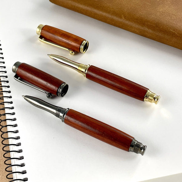 Deux rollers doré et gris en bois de padouk rouge. Stylos Déclinaisons.