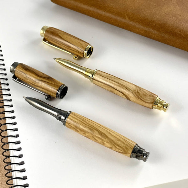 Deux rollers doré et gris en bois d'olivier . Stylos Déclinaisons.