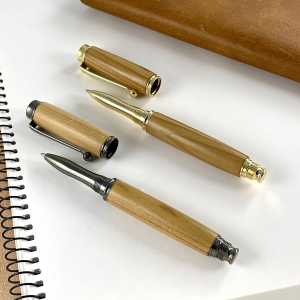 Deux rollers doré et gris en bois de cèdre. Stylos Déclinaisons.