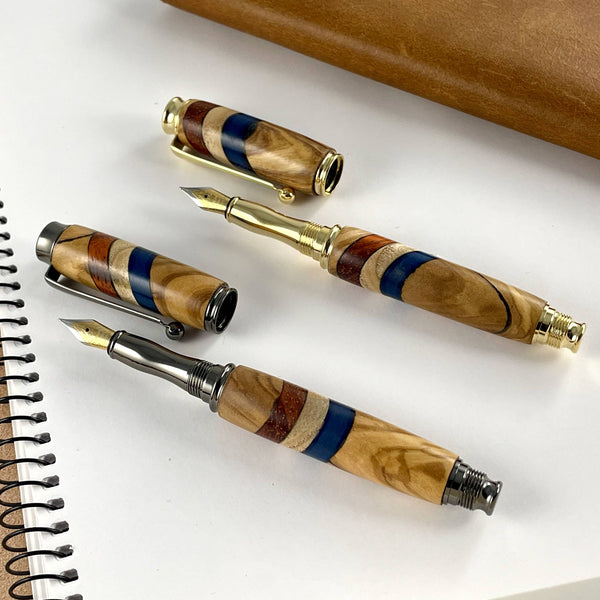 Deux stylos plumes doré et gris en bois olivier et incrustation tricolore drapeau Français. Stylos Déclinaisons.