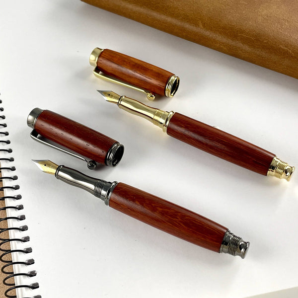Deux stylos plumes doré et gris en bois de padouk d'afrique. Stylos Déclinaisons.