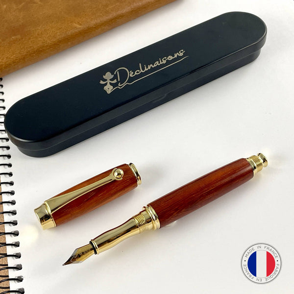 Stylo plume en bois de Padouk rouge, fabriqué main en France. Personnalisé avec gravure. Stylo Déclinaisons.