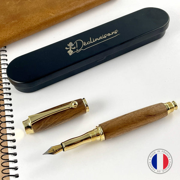 Stylo plume en bois de Noyer des Pyrénées, fabriqué main en France. Personnalisé avec gravure. Stylo Déclinaisons.