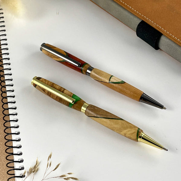 Set de 2 bolígrafos en madera preciosa y resina verde, hechos a mano en Francia. Personalizado con grabado. Caja de regalo de lujo.