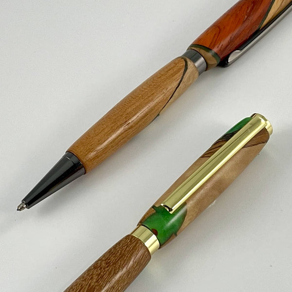 Set de 2 bolígrafos en madera preciosa y resina verde, hechos a mano en Francia. Personalizado con grabado. Caja de regalo de lujo.