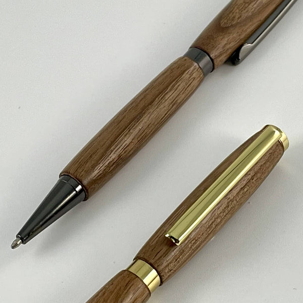 Set de 2 bolígrafos en madera de Nogal de los Pirineos, elaborados artesanalmente en Francia. Personalizado con grabado. Caja de regalo de lujo.