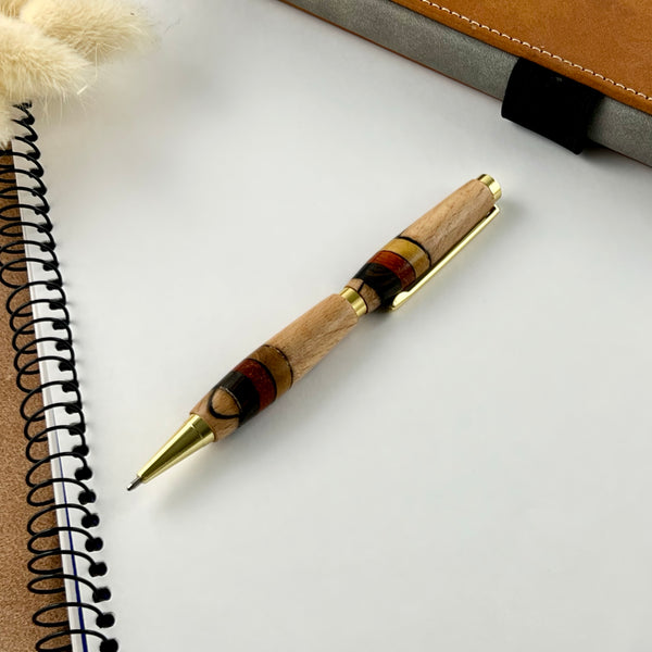 Stylo Bille bois de Hêtre d'Allemagne et drapeau Allemand. Personnalisé avec gravure. Livré avec boîte cadeau métal.
