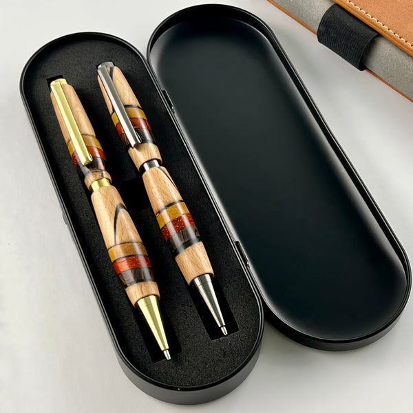 Parure 2 Stylos bois hêtre d'Allemagne, drapeau Allemand. Personnalisé avec gravure. Livré avec boîte cadeau métal.