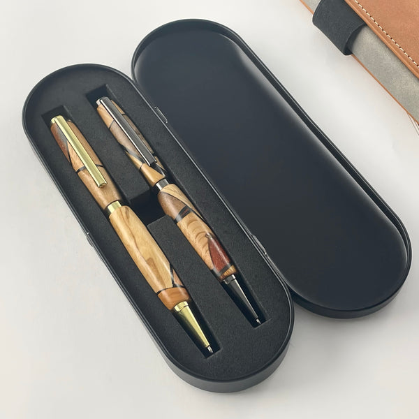 Juego de 2 bolígrafos en madera preciosa y resina negra, hechos a mano en Francia. Personalizado con grabado. Caja de regalo de lujo.