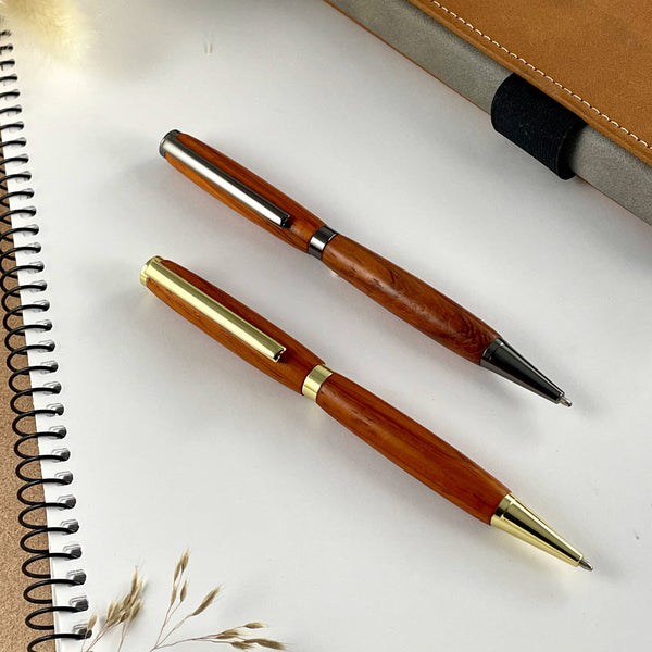 Deux stylos doré et gris en bois de padouk rouge d'Afrique. Stylos Déclinaisons.