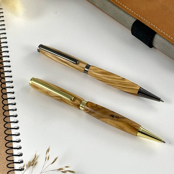 Deux stylos or et gris en bois d'olivier. Stylos Déclinaisons