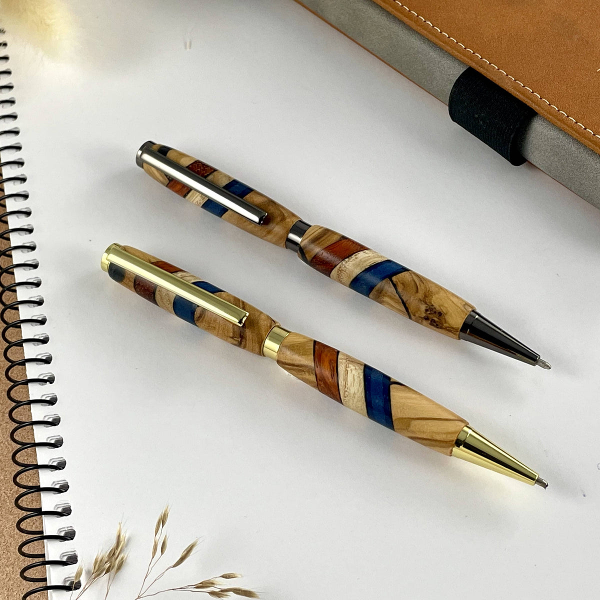 Stylo En Bois D’Ipé Plaqué Or 24 Carats – Artisanat Français – Rechargeable – Avec écrin