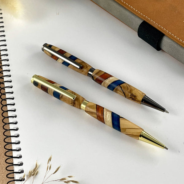 Deux stylos tricolores doré et gris anthracite. Bleu blanc rouge. Stylos Déclinaisons