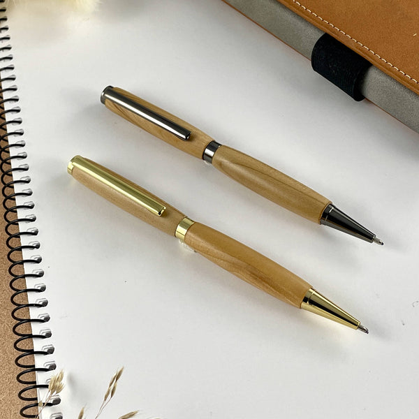 Deux stylos en cèdre (doré et gris). Stylos Déclinaisons