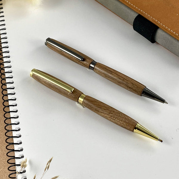 Deux stylos doré et gris en bois de noyer de France. Stylos Déclinaisons