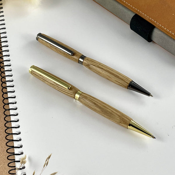 Deux stylos doré et gris en bois de chêne. Stylos Déclinaisons