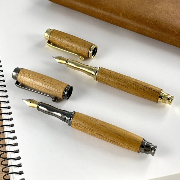 Deux stylos plumes doré et gris en bois acajou d'afrique. Stylos Déclinaisons.