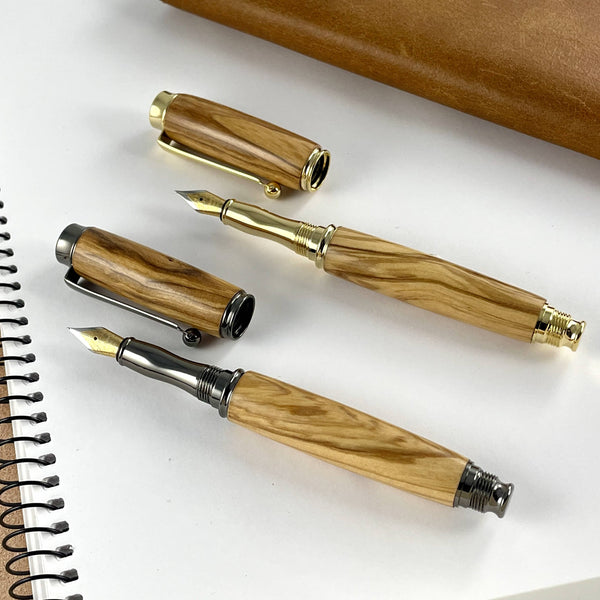 Deux stylos plumes doré et gris en bois d'olivier. Stylos Déclinaisons.