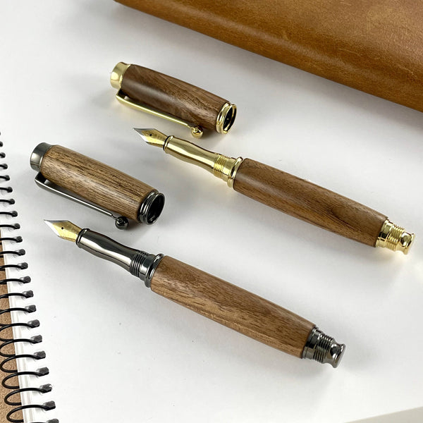 Deux stylos plumes doré et gris en bois de noyer de France. Stylos Déclinaisons.