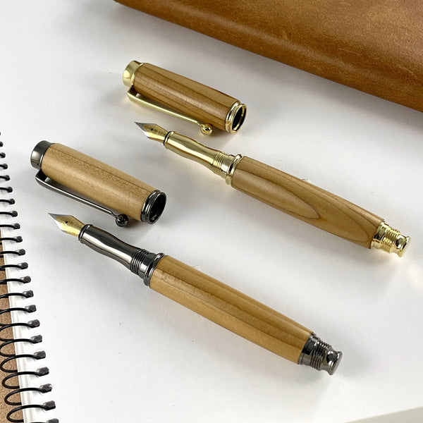 Deux stylos plumes doré et gris en bois de cèdre. Stylos Déclinaisons.