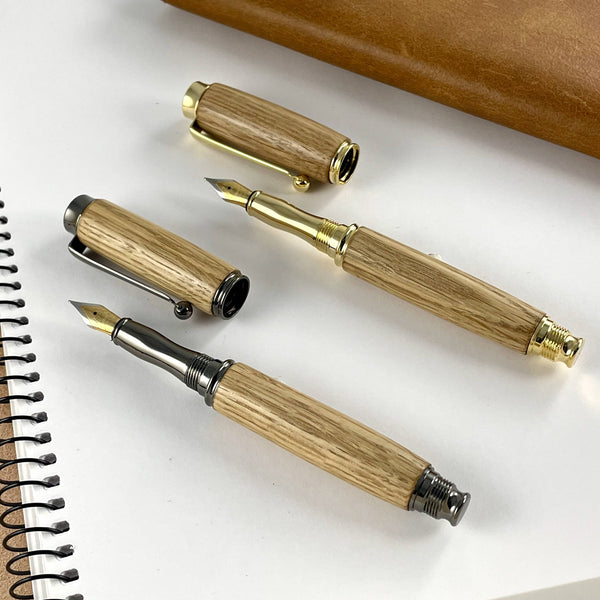 Deux stylos plumes doré et gris en bois de chêne de France. Stylos Déclinaisons.