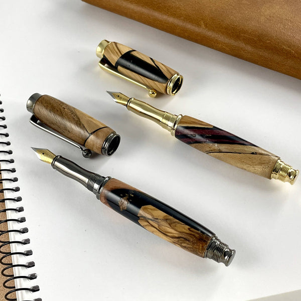 Deux stylos plumes doré et gris en bois précieux et résine noire. Stylos Déclinaisons.