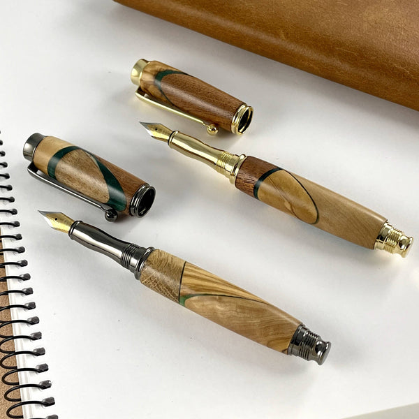 Deux stylos plumes doré et gris en bois précieux et résine verte. Stylos Déclinaisons.