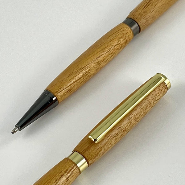 Elements métalliques doré et gris sur stylos acajou. Stylos Déclinaisons