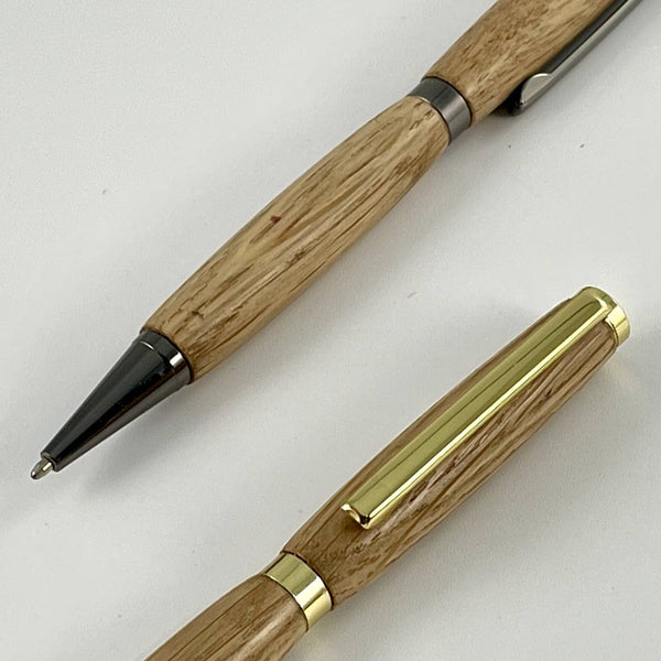 Elements métalliques doré et gris sur stylos bois chene. Stylos Déclinaisons
