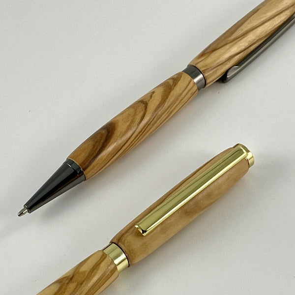 Elements métalliques doré et gris sur stylos bois olivier. Stylos Déclinaisons