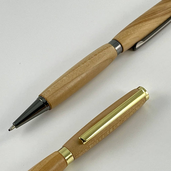 Elements métalliques sur stylos bois cèdre. Stylos Déclinaisons